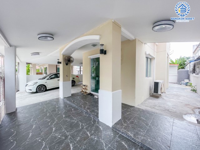 *****บ้านแฝดมือสองย่านกรุงเทพฯ ม.ชวนชื่น เพชรเกษม81 เนื้อที่กว้าง 41.50 ตร.ว. ฟังก์ชัน 3 ห้องนอน 2 ห้องน้ำ ที่จอดรถ 2 คัน บ้านแฝดพื้นที่กว้าง บนทำเลแห่งการเดินทาง ติดถนนหลายเส้น อาทิ ถนนเพชรเกษม ถนนมาเจริญ ใกล้รถไฟฟ้าสายสีน้ำเงิน "สถานีหลักสอง"